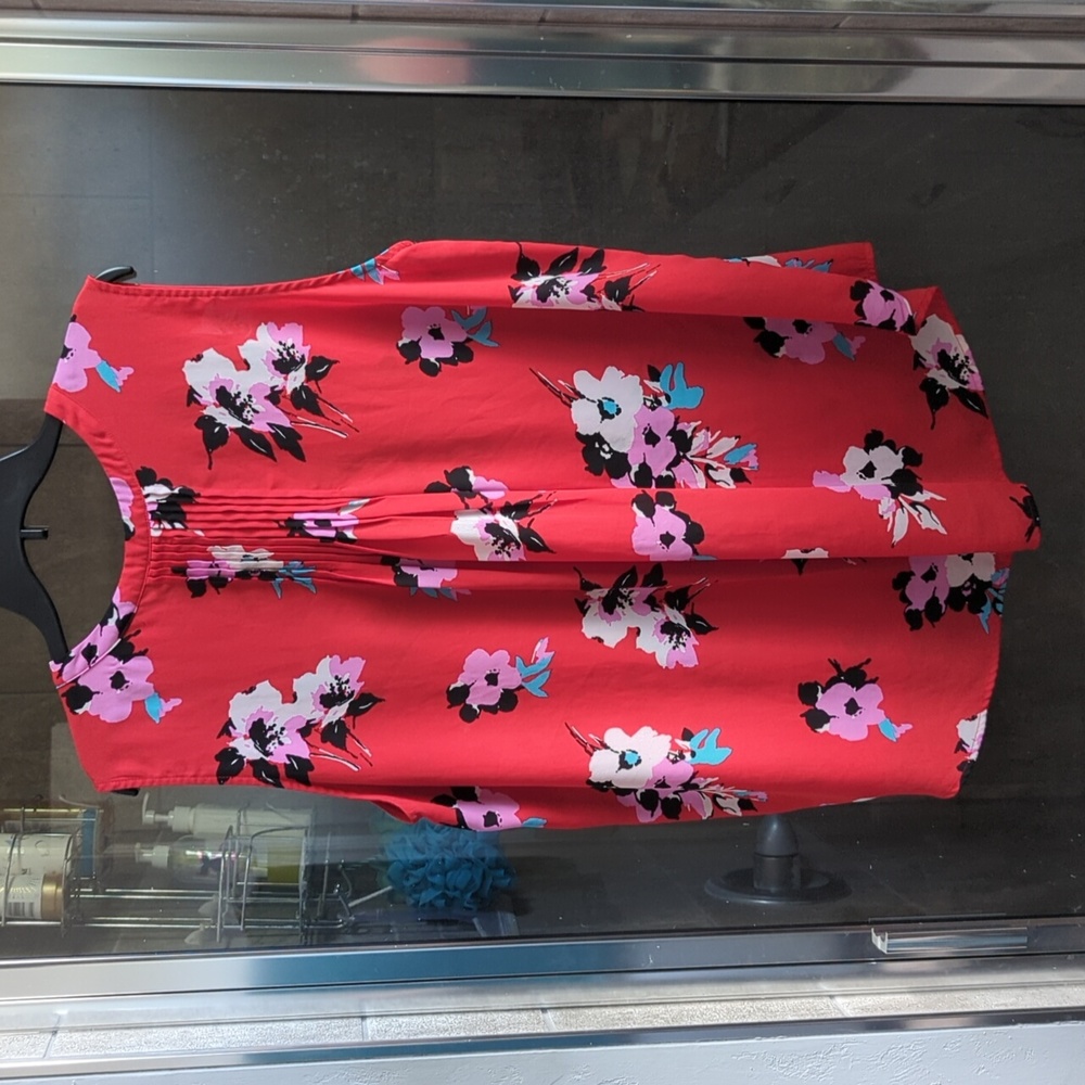 Chelsea & Theodore Sleeveless Button Down Shirt - Picture 3 of 5